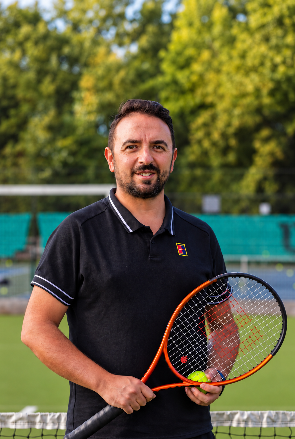Alberto Melgar holding a tennis racket on court